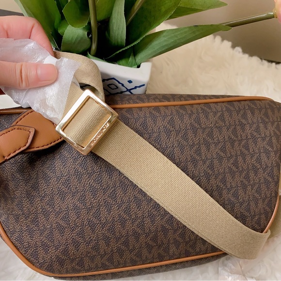 Michael Kors Maisie Large Logo 2-in-1 Sling Pack - Picture 10 of 14